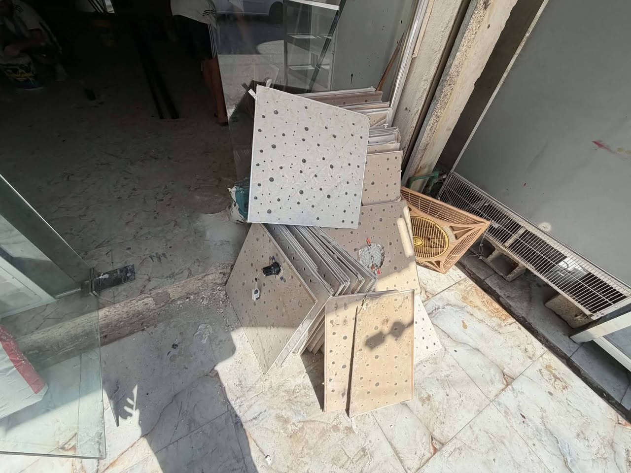 سلام عليكم موجود عندي سقف ثانوي مستخدم نظيف بورك وياهن 3 مروحيات سقف واثنين اناره مربع كامل + اناره شكم قطعه 25 متر المجموع 
***********
بغداد السريدات
