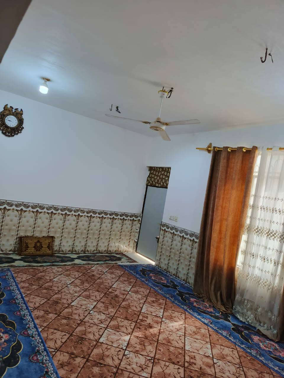 بيت للبيع مساحته 200 متر 

بناء طابوك سكف صب  يحتوي علي 
غرفتين وصاله واستقبال صحيات داخليه وخارجيه ومحل 
العنوان شارع الصب عمود 320 يبعد عن السوگ 50 متر 
السعر 55 
***********
