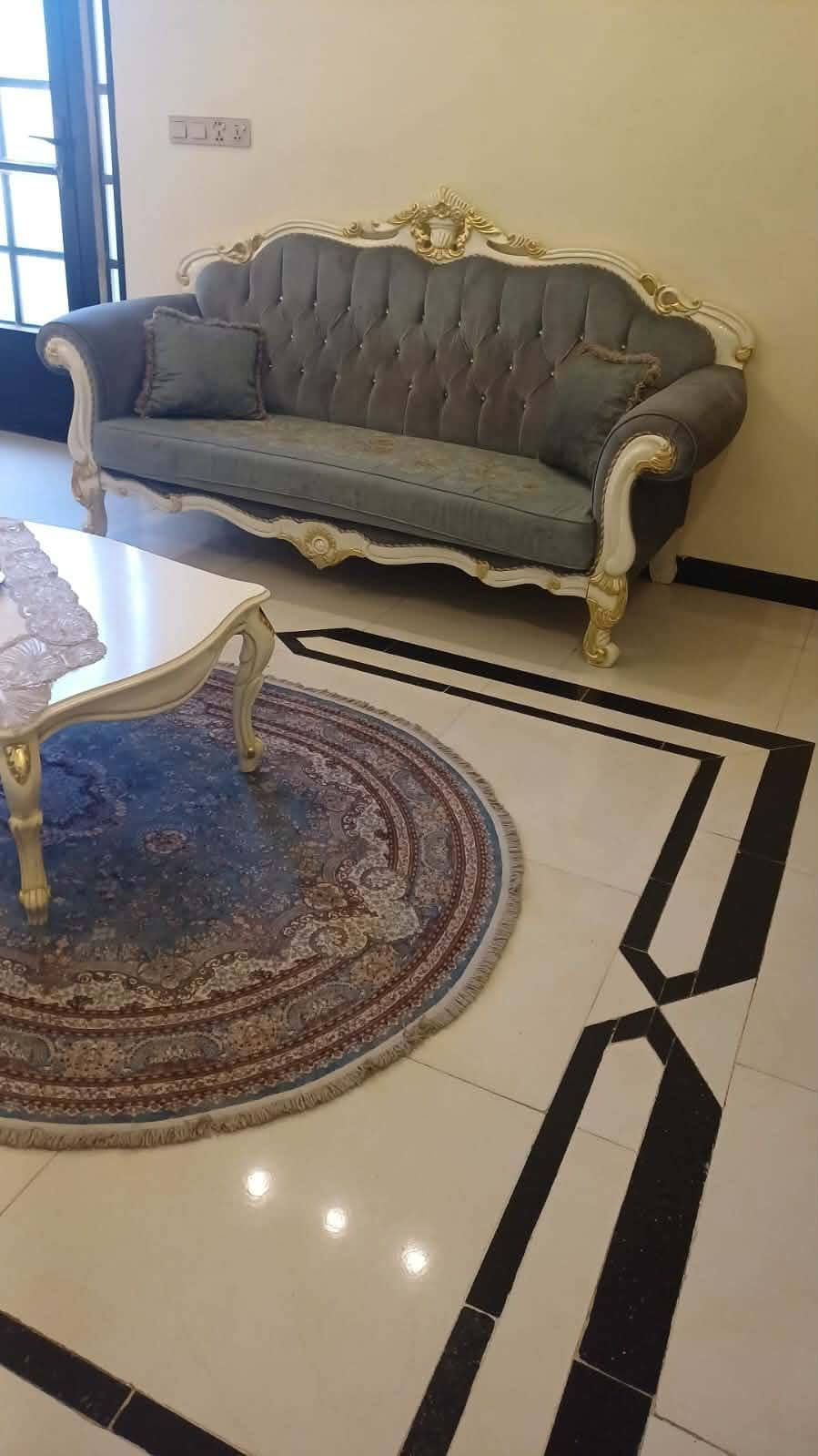 تخم زان 10 مقاعد تركي نضيف جدا مع طبله وسطيه المكان بغداد مدينة الصدر بدون احراج لمو شراي لا يتصل رقم واتساب ***********
