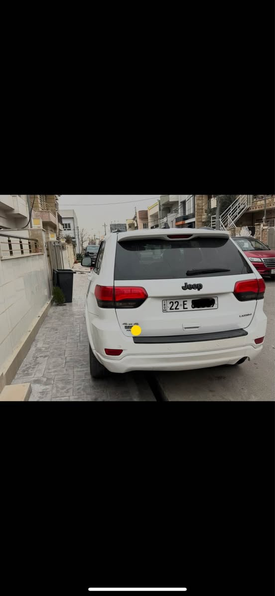 Jeep grand cherokee 2015 
٣ پارچەو نیوی بۆیاخە 
گێر و مەکینەی بە شەرت برغی لێ  بانەدرایە 
هەزە و سەنەوی نوێیە 
نرخی ١٥٨ و معامەلەیەکی کەم 
١١١ هەزار مایل رۆیشتووە 
شوێن هەولێر 

***********

جیپ گرقند شیرۆکی ٢٠١٥ 
بیها ٣ قطع و نص 
كير والمحرك بشرط و ما مفتوح 
الهزة والسنوية جديدة 
السعر ١٥٨ و بيها مجال حك الجية 
ماشیە ١١١ الف مایل 
العنوان اربيل أربيل, العراق
