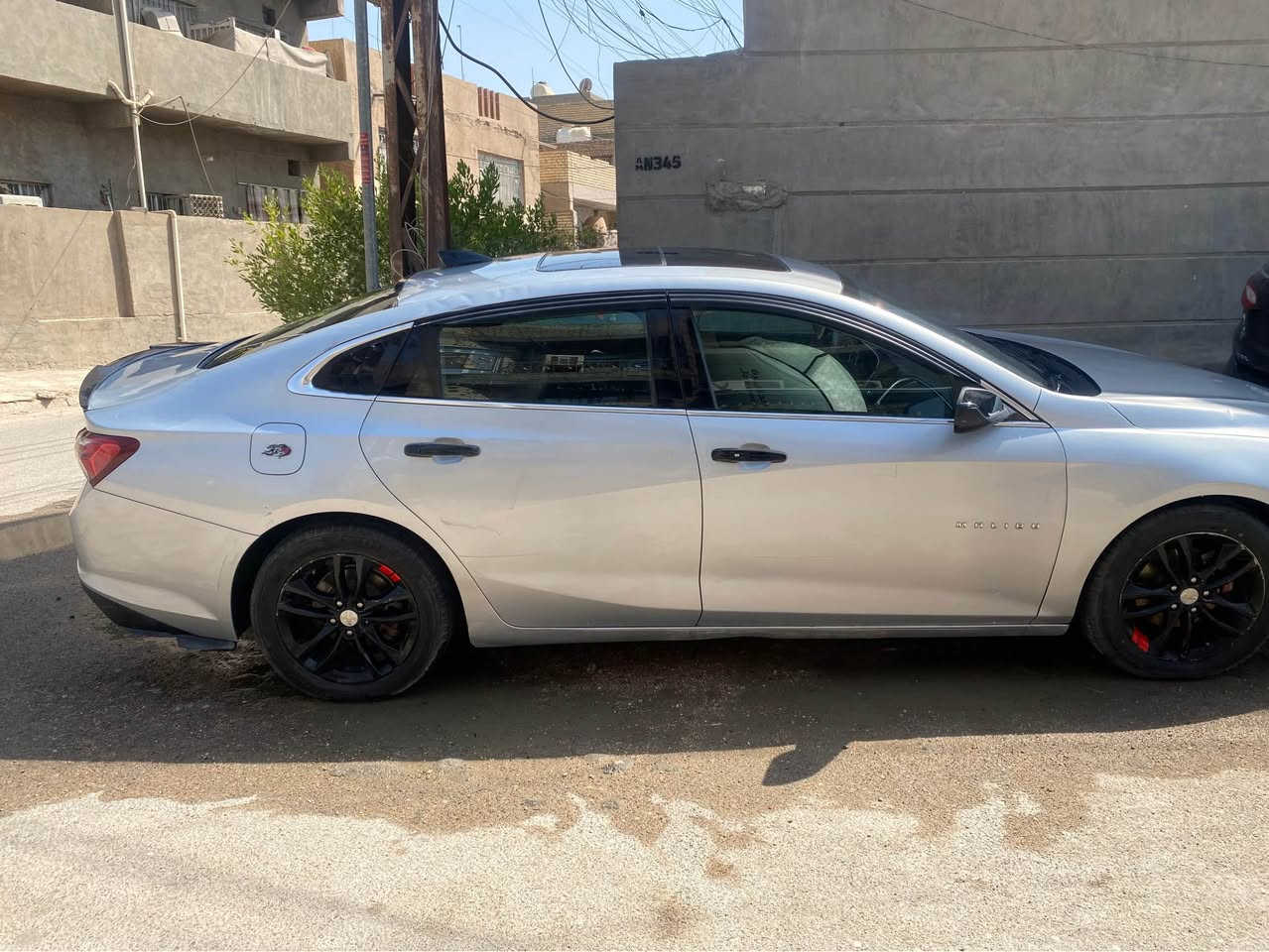 السلام  عليكم
ماليبو 2020  بجم كبس تنسى شي اسمة حماوة 
فول مواصفات 
١-بانوراما 
٢- تدفئة كشنات 
٣-شاشة جبيرة
٤-تبريد قطعتين 
٥-اوتو ستوب وتحكم بي بدكمة 
وبعد هواي مواصفات 
حادثها بامريكا فقط دعامية 
بالعاراق انطخن عندي جاملغ وباب جهة العبري وانصبغت نص الباب الخلفية وياهن توحيد لون
ووكعت قمرية ع الجامة الخلفية  و التكمة اليسرة انصبغت واليمنة ع البارد 
للعلم السيارة ممبدل بيها ولاقطعة كلها ع البلاد والقمارة مابيها لاصبغ ولااي شي 
السيارة كير محرك تبريد مكفولة 
السيارة كلش حلوة احلى من الصور 
نقص صدر خلفي نص عمر 
ماشية ١٤٠ كيلو 
رقمها اربيل دولي
شرط التحويل يعني ماسوي وكالة 
***********
مكانها بغداد/الشرطة الخامسة بغداد, العراق

