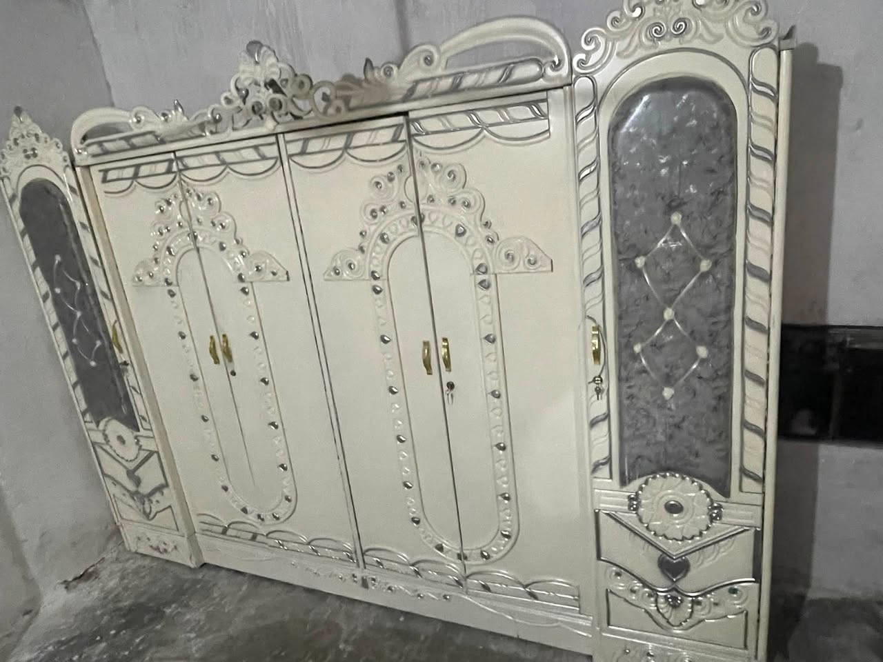 غرفه البيع تركيه خشب استعمال شهرين سعر800 وبيه مجال دوشك 70 العنوان ديالى قضاء خالص لاسود الصغير***********
