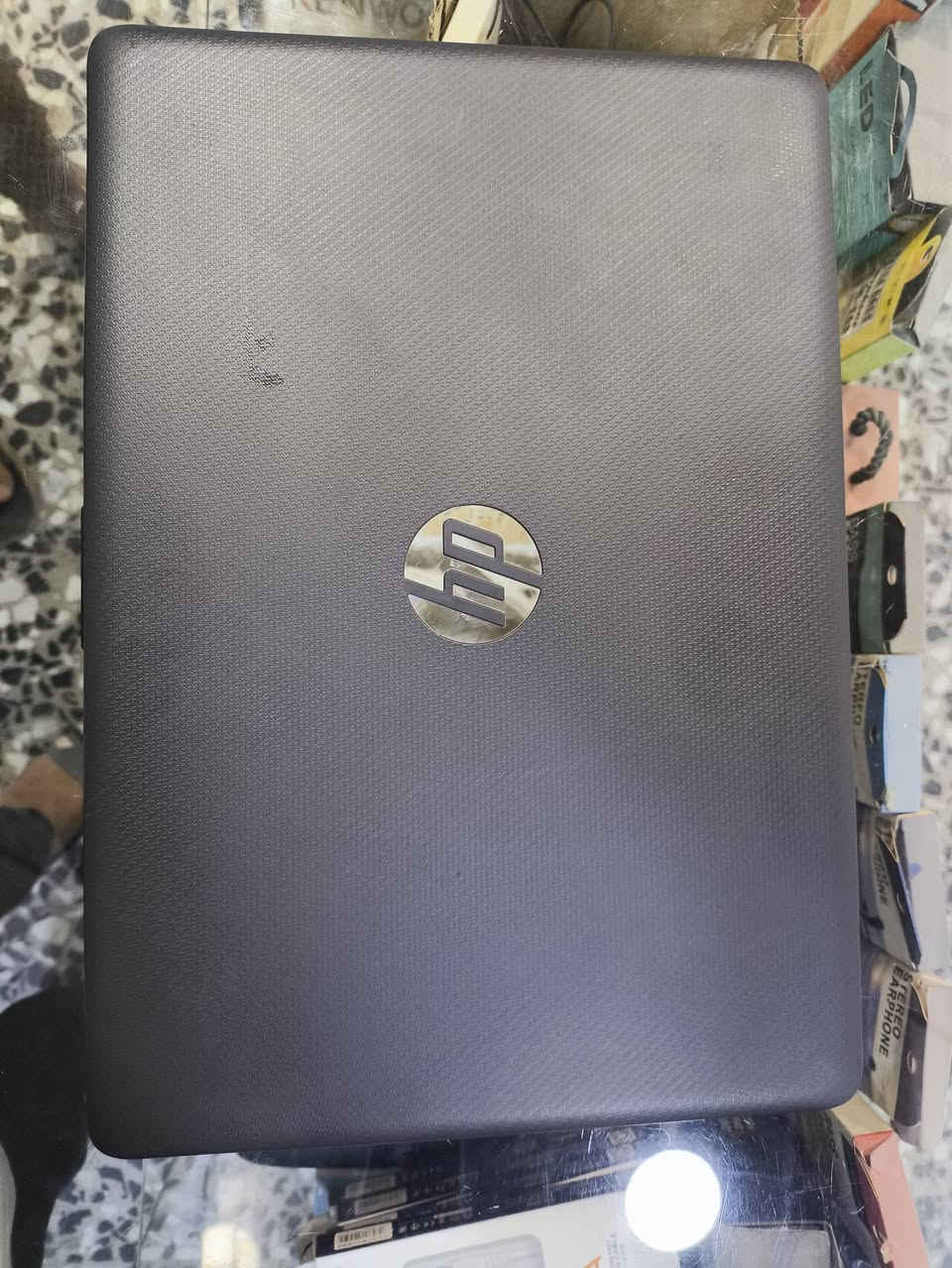 للبيع 
الموديل: HP 240 G7 Notebook PC
​المعالج: Intel Core i5-1035G1 (الجيل العاشر)
​الرام: 8GB DDR4
​كرت الشاشة: Intel UHD Graphics (مدمج)
​النظام: Windows 10 Pro (64-bit)
​التصميم والمنافذ:
​الهيكل: رمادي غامق بنقشة خفيفة مقاومة للبصمات والخدوش.
​المنافذ: HDMI، منافذ USB، منفذ شبكة LAN، منفذ RAM/SD Card، ومنفذ سماعة 3.5mm.
​الوزن: خفيف الوزن، نحيف، ومناسب جداً للشباب والطلاب والتنقل اليومي.
الاستفسار على هذا الرقم (***********) منطقة كفاءات العبيدي
