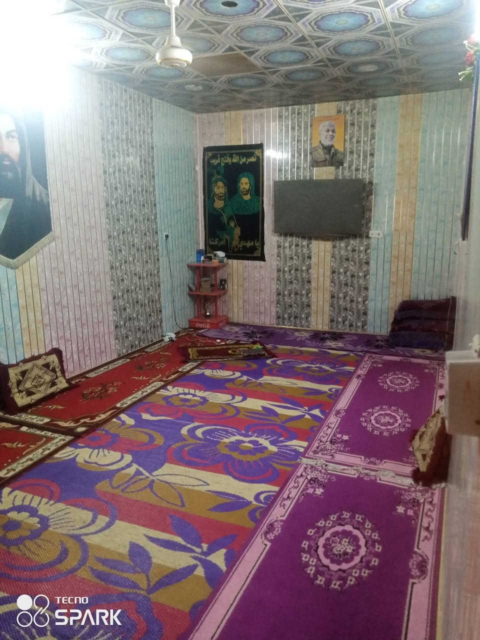 السلام عليكم بيت البيع 200متر حي البساتين   حي السلام  فرع حسينيه الامام الصادق يتكون من غرفتين وصاله واستقبال وطرمه كبيره وخدمات داخليه و خارجيه أو مرواس ب100طابقين حسب اتفاق ***********
