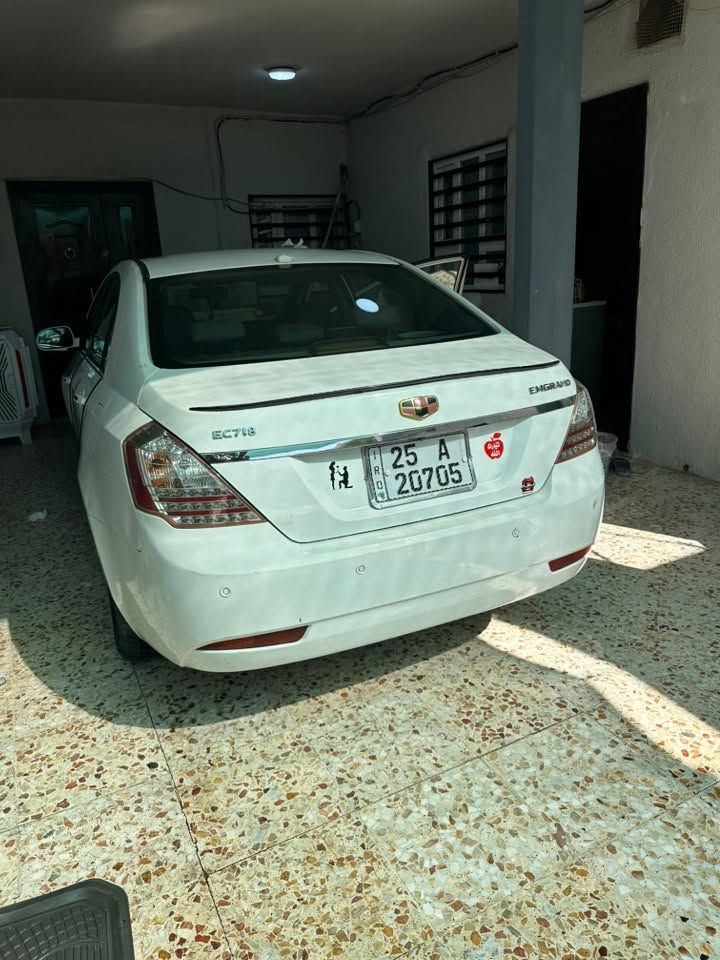 جيلي امكراند Ec7    موديل 2013 محرك 1800 كورلا بيكاتشو محور. بيها 3 قطع جاملغين و بونيد مبدل تجاري  مواصفات. فتحه سقف و ساشه كبيره و جامات كله كهربائي  رقم كركوك جديد 
سنويه 29 يخلص  صدر شويه تعبان. 
 سعر 57 و بيها مجال.  مراسله واتساب  فقط 
***********
