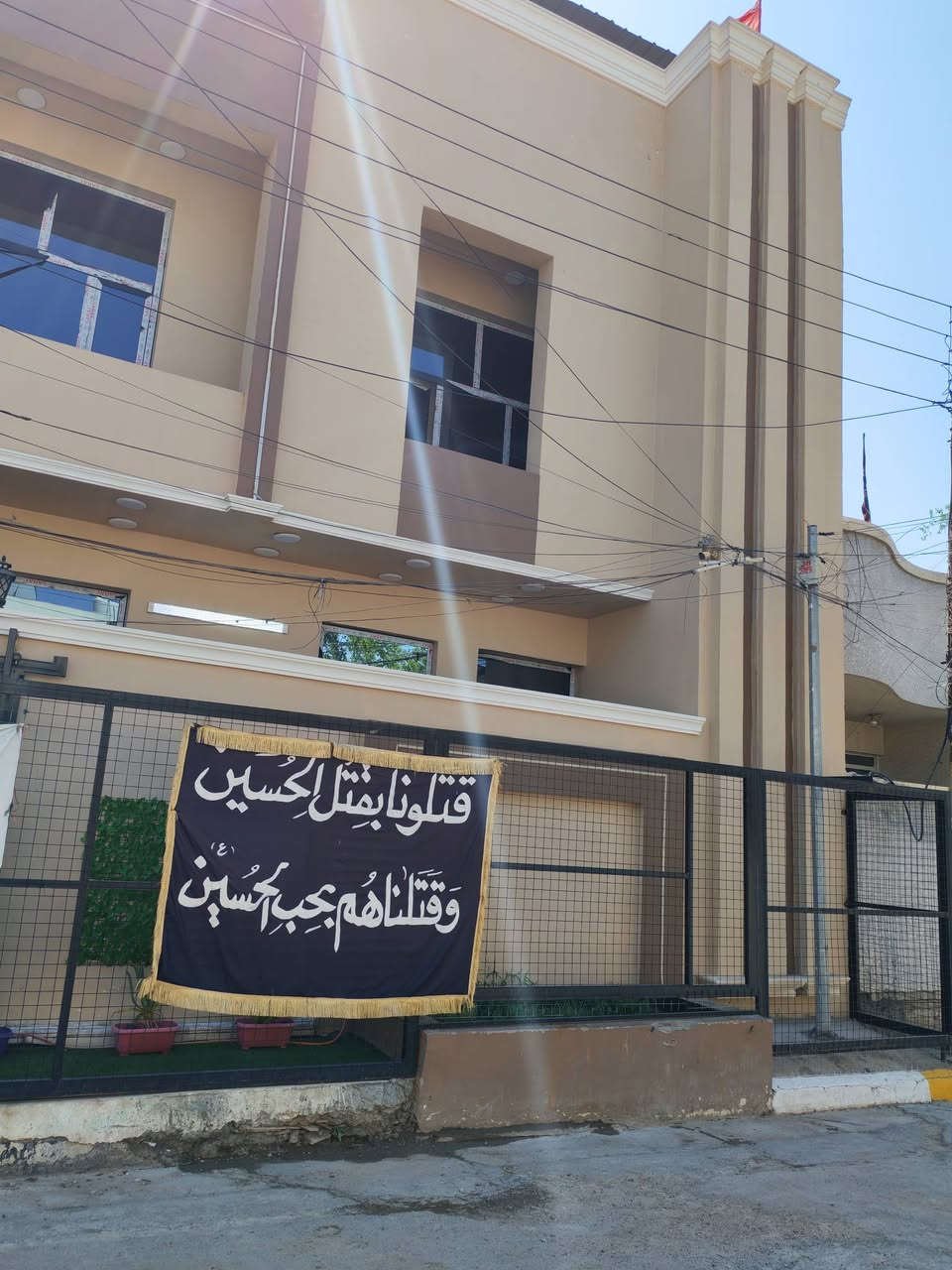 اللهم صلى على محمد وال محمد بيت للبيع مساحه 100متر مربع ركن 10*10طابقين بناء سنة 2026حديث بغداد الحسينيه منطقة22 قريب على شارع المكاتب المنطقه شارع عشرين إلي مقابيل دكتور جعفر الإبراهيمي اول شارع على اليسار منطقة هادئ ومرتبه وجميع الخدمات بيه يتكون البيت من ثلاث غرف نوم وحده منهن سويت واستقبال وصالتين ومطبخ حار واربع حمامات وبيتونه كبيره جدآ البيبان والشبابيك كله الالمنيوم تركي حتى الغرف الكهرباء تأسيس مرحلتين وطنيه وحدها وطنيه وسحب وحدها بواري تاسيس المي والمجاري البوري الاصلي وكل البيت مي أسأله تاسيس السبالت كله قطارات اله ونظام كامرات البيت تاسيس كله صاروخيات للمطبخ والحمامات الاساس رفت وكل مواد البيت درجة اولى مغاسل مع مريات ضوئيه السطح كله سقايف ودرج حديد تصعد للبيتونه حتى فوك  البيتونه مسوين سقايف لتانكيات السطح شتايكر  الشراي يجي ويشوف السعر 150 وبيه مجال للشراي الاتصال أو المراسله على الرقم ***********
