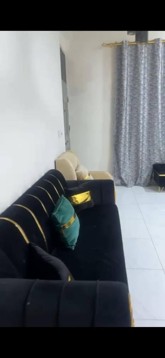 طخم قنفات نظيفات اثنين كبار واثنين صغار مع الطبلة للبيع السعر 175  للأستفسار الاتصال على ***********
