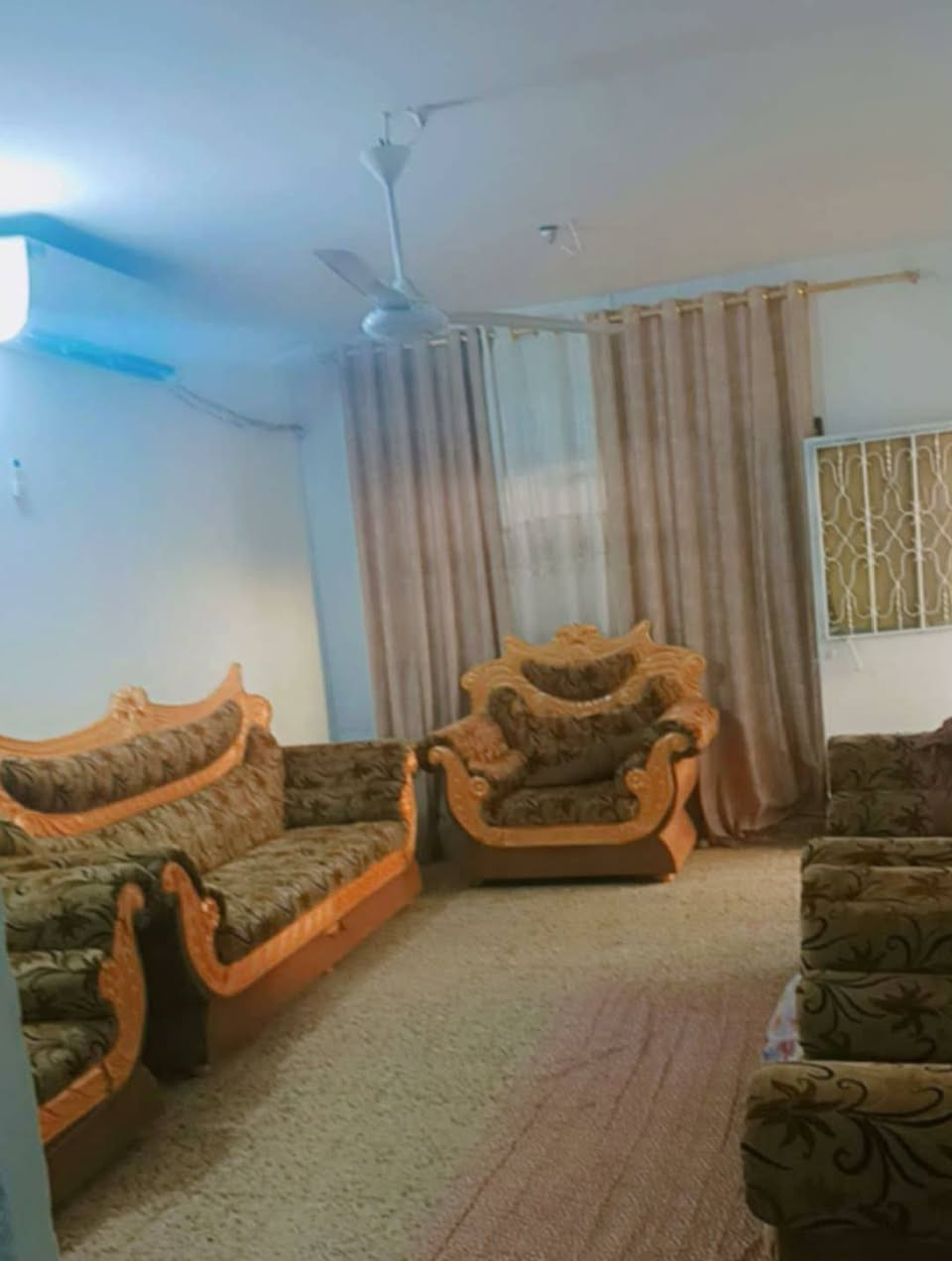 السلام عليكم،،بيت للبيع المساحه104طابو صرف علشارع يتكون من طابقين الاول مجمع صحيات خارجيه ،،استقبال،، هول،، حمام ،،غرفه 1 ،،منور،،الطابق الثاني،،3غرف ،،وهول,, الاستفسار علرقم,,***********
