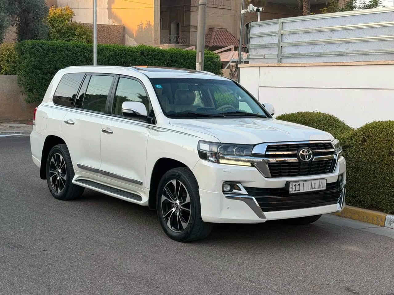 السلام عليكم
لاندكروز .SAS 
موديل.2019
.الفئه. VXR
ماشيه 79 kmحقيقي 
                           .Grand Touring 
المحرك. V8
المواصفات.
.بصمه 
.جنطه كهرباء 
.حساسات امامي وخلفي 
. داخل جلد 
.كشنات كهرباء 
.ثلاجه 
.شاشه جبيره
.فتحه سقف 
.تحكمات استيرن 
.مانع انزلاق 
.نضام نزول المنحدرات 
.نضام اقتصاد البانزين .ECONOMY 
.نضام صوت 
                           mark Levinson
.شاحن هاتف Wireless
.مثبت سرعه 
. زراكات
.مري كهرباء  ونضام ترحيب 
.تلث قطع تبريد 
. اشاير بل مري  
.دخول ذكي 
وبعد بيه هواي مواصفات 
السياره جديده بمعنى الكلمه
واستخدام شخصي 
ومكفوله كفاله عامه 
مكان السياره بغداد 
السعر 515$ الاستفسار اكثر اتصل ***********
