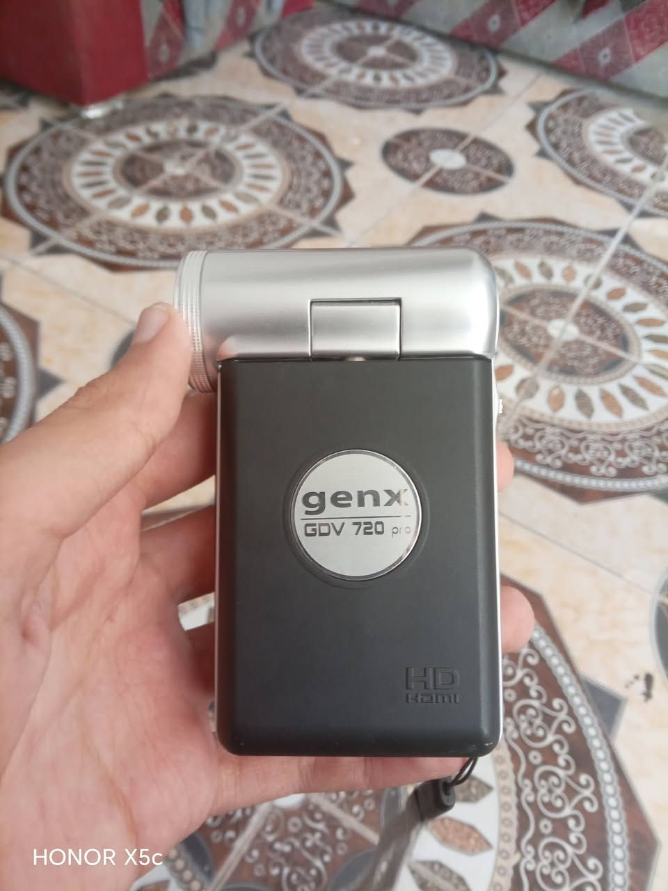 السلام عليكم... 
كاميرا Genx GDV 720 Pro 
الكاميرا نظيفه جداً وما مستعملة... 
من اشتريتها الى الان.. 
الكاميرا ابيعها هيج يعني ماعرف تشتغل عندك لا 
السعر ٣٠ الاف والكاميرا تجي وية الحقيبة  مالتها 
اول تعليق يشتري گبل ابيع واكو مجال 
ملاحظه اني ماعرف بيهه انت اشتريهه هيج وانت تربح بالعافية الكاميرا نظيفه كلش 
الي يشتري يراسل واتساب الرقم 
*********** 
مكاني بغداد الشعلة لا يوجد توصيل
