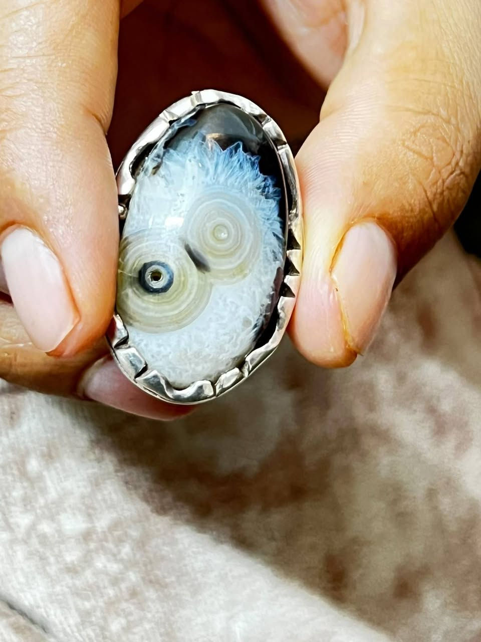 السلام عليكم محبس سليماني قديم صياغه ثقيله محبس العنوان بغداد حي النصر رقم المبايل *********** لايوجد خدمة توصيل شباب يعني اذا ماتريد تشتري ليش طب وتحجز غير بري الذمه اليحجز جذب مع احترامي للكروب  السعر 65 الف
