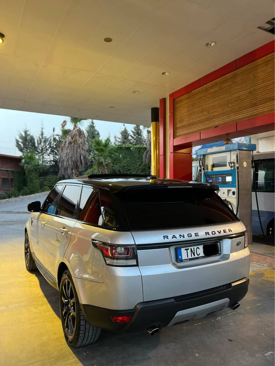 Land Rover  sport 2014
سیارەکە دوبەی ساخە 
فول فول ماسەفات پانۆراما و گوشن جلد ناو رەش بیلادی 
گوشن سارد و گەرم 
کلین تایتل بی سبوخ دەعامی لۆ دەعامی سبوخی نیە
مەکینە عادی مەرخوبە 
گیر و مەکینەو کەرەبایەت هەمووی بەشەرت 
یەک دینار مەسرەفی تێدا نیە 
بۆ نرخ نەمە بنیرە یان تەلەفۆن بکە 
***********
***********.   Whatapp أربيل, العراق

