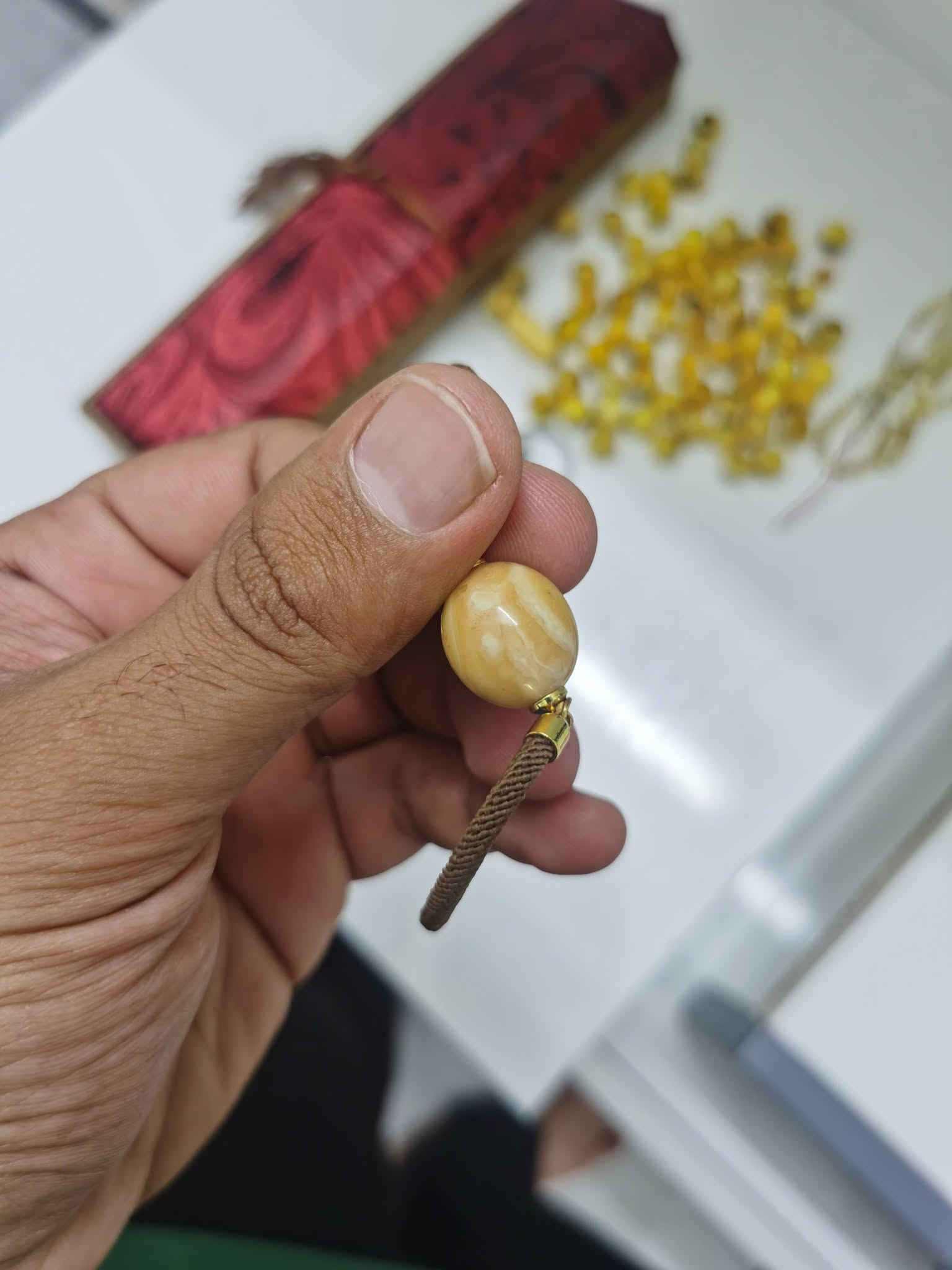 سلام عليكم انتبه كل الي بلصوره كهرب حر طبيعي 5 سبح كهرب بيهم ثنين مكطوع الخيط يعني سبح كاملات ومحبس فضه وسوار كهرب حر طبيعي وزن السبح 139 غرام عده المحبس ولسوار للبيع شلعه وحده وسعر بلاش والله ٣٠٠ الف مستعجل علئ البيعه ولسعر نهايته لتدخل تعامل مكاني بغداد مدينه الصدر توصيل ماعندي ***********
