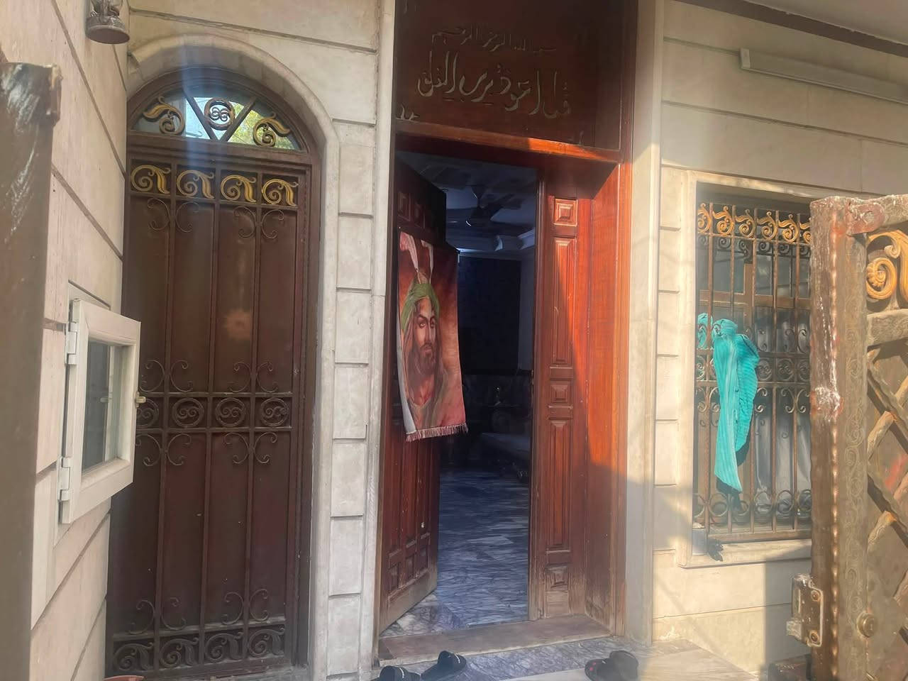 للبيع مشتمل مسلح نظيف جداً اربع طوابق المساحه 88 متر واقع حال 90 الواجهه 5،30 والنزال 16،5واقع حال 17 متر يحتوي الطابق الاول على مدخلين استقبال ومدخل للهول الحولي ومطبخ معزول وخدمات ومنور والطابق الثاني غرفتين نوم وخدمات والطابق الثالث غرفتين نوم وخدمات والطابق الرابع بيتونه وسطحين الموقع شارع فلسطين محله 502 باحلى واهده فرع قرب شارع الحاسبه وقرب السوك قرب مدرسة المتميزات للبنات للاتصال *********** او *********** شركة الخيمه للعقار
