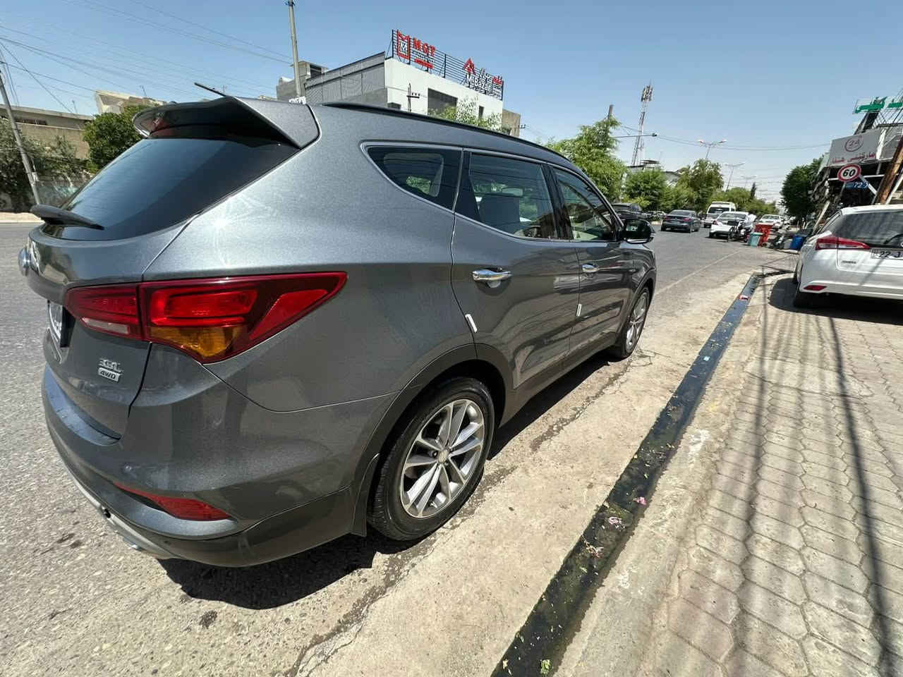 سنتافي
2018 خليجي
6 سلندر 
فور ويل 
كاميرا 
حساسات
2 سويج 

محرك غير مفتوح بلاد
لون نفطي 
ضرر جاملغ ايسر فقط صبغ 
بدون ايرباك بدون دواخل 
باب خلفي شخط بسيط 
بانوراما 
7 راكب 
3 قطع تبريد 
رقم اربيل 
ماشي 144000
سعر165 مجال بسيط 
*********** 
مكان اربيل
