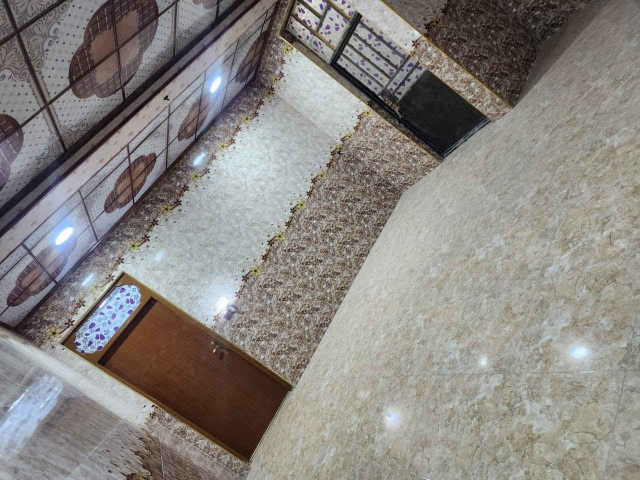 السلام عليكم بيت معروض للايجار او رهن المساحه 100 بناء طابوك طابقين البيت كله سيراميك لسقف الموقع شارع المطار قرب مدرسة زهور الجنائن شارع 10
للاستفسار يرجى الاتصال ***********
