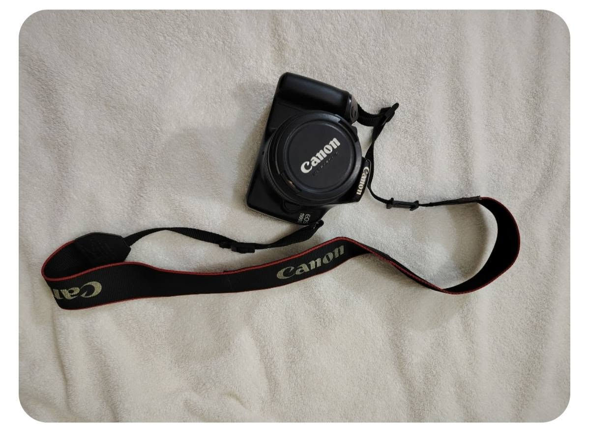 للبيع كاميرا Canon EOS 1100D بحالة ممتازة. 
​المجموعة تتضمن:
​الكاميرا: Canon EOS 1100D 
​العدسات: عدسة أساسية + عدسة Canon EF 75-300mm للزوم القوي (مثالية لتصوير البعيد).
​الملحقات:
​فلاش خارجي احترافي نوع Cobra CX150.
​شاحن بطارية Canon الأصلي (LC-E10C).
​بطارية Canon الأصلية.
ستاند تصوير Tribod
حقيبة canon الاصلية 
​كابلات التوصيل.
📍 المكان: كربلاء 
​المجموعة متكاملة وجاهزة . للجادين فقط، يرجى التواصل عبر الخاص للاستفسار أو المعاينة.
