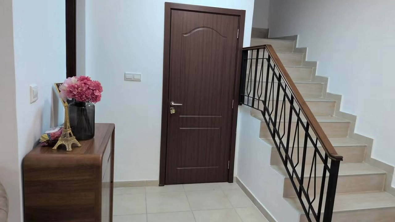 🏡 للإيجار – بيت مؤثثة بالكامل في أبو غرق / مجمع الكوثر السكني
📍 الموقع: أبو غرق – مجمع الكوثر السكني

✨ مواصفات البيت:

✅ المساحة: 150 متر مربع.

✅ طابقان.

✅ مؤثثة بالكامل بأثاث راقٍ وحديث.

✅ جميع الغرف مجهزة بمكيفات (سبلت).

✅ جاهزة للسكن مباشرة.

🏠 الطابق الأرضي:

✅ غرفة نوم مؤثثة بأثاث جديد من الصاج.

✅ صالة واسعة ومؤثثة.

✅ كريدور.

✅ مطبخ حديث مجهز بالكامل، ويحتوي على جميع الأجهزة الكهربائية والأدوات المنزلية، منها غسالة صحون، قلاية هوائية، أجهزة وأدوات طبخ متنوعة، قدور، طاوات، صوانٍ، وجميع مستلزمات المطبخ بنوعيات ممتازة.

✅ مجمع صحيات.

✅ كراج سيارة.

🏠 الطابق الثاني:

✅ غرفتا نوم مؤثثتان.

✅ كريدور.

✅ مخزن.

✅ مجمع صحيات.

✨ مميزات إضافية:

✅ صالة (هول) مؤثثة بالكامل مع سفرة طعام وسجاد.

✅ تبريد وتدفئة.

✅ منزل متكامل ولا يحتاج المستأجر إلى أي تجهيزات إضافية.

💰 للاستفسار ومعرفة تفاصيل الإيجار، يرجى التواصل ممعنا

☎***********/☎️***********

📍 عنوان المكتب:

الحلة، حي المعلمين، شارع مستشفى طيبة، مجاور حسينية موسى الكاظم.
