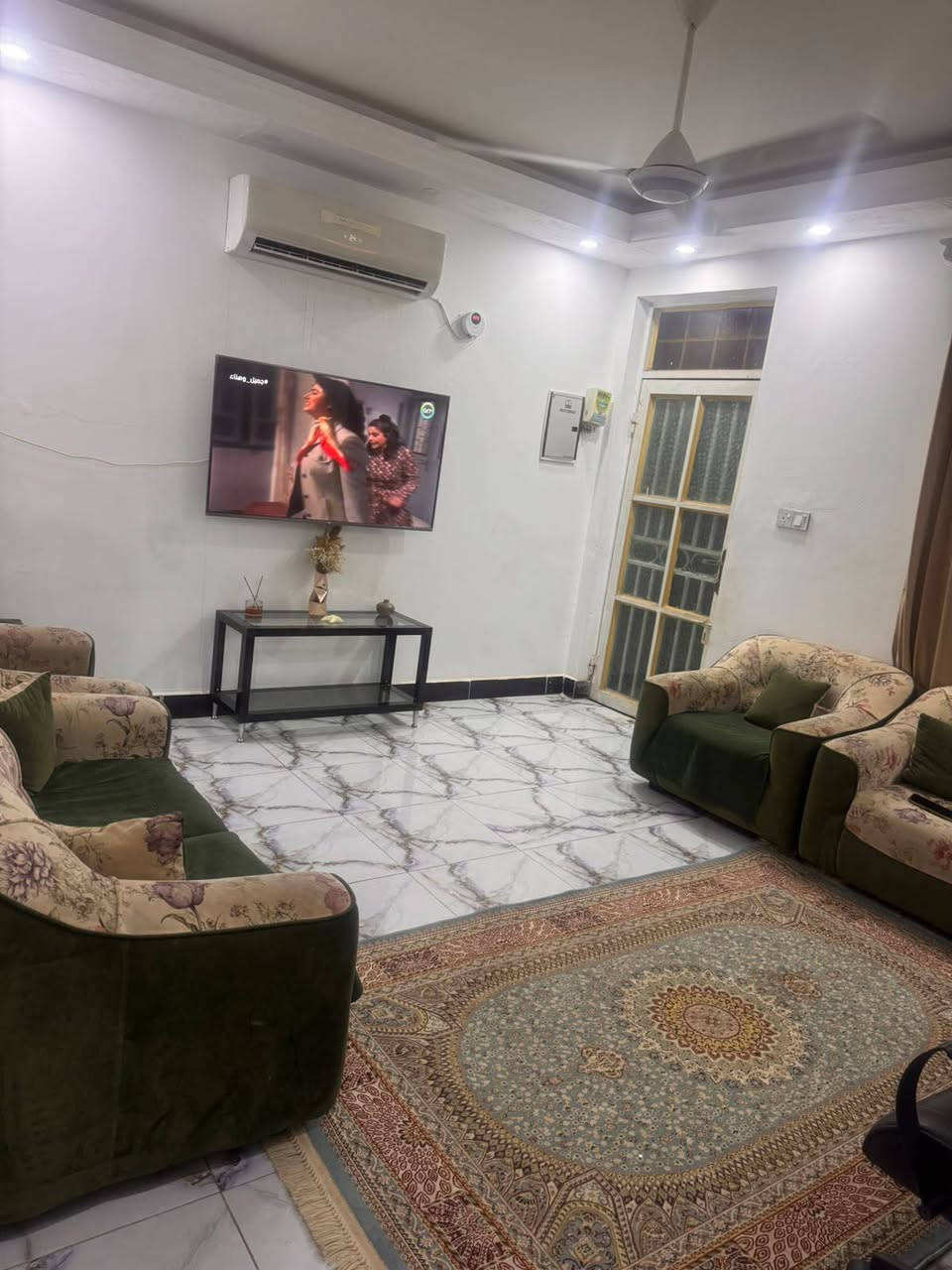 تخم ٧ مقاعد ب ٢٥٠ وبي مجال
العنوان العزة 
***********
