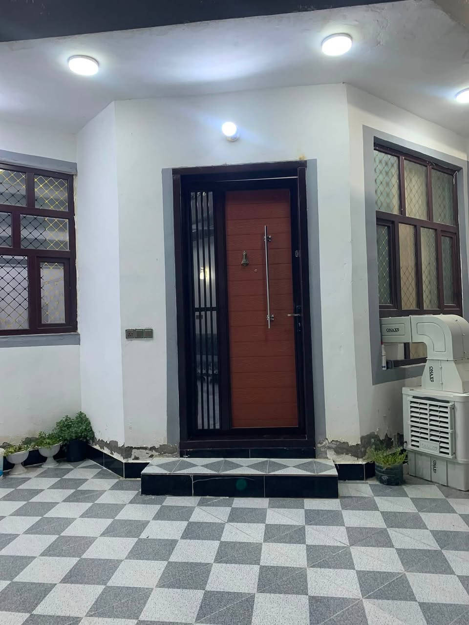الدار للبيع بناء حديث مساحه 150 متر طابو زراعي سند 25 
موقع مميز مدخل الرحمه خلف دور الأساتذة يتكون البيت من استقبال ومطبخ وصاله كبيره وغرفه نوم واحده في الطابق الاول وفي الطابق الثاني صاله وغرفتين نوم السعر 105 مليون وقابل للتفاوض للاستفسار الاتصال على الرقم ***********  مكلف في النشر
