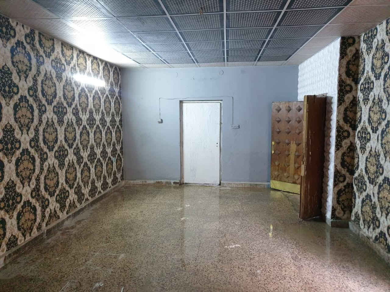 مشتمل ارضي للإيجار ب300 الف قفل ، عنوانه بغداد / منطقة الحبيبية / قرب مركز الشرطة، على الشارع العام (للأتصال او واتساب) *********** / ***********
