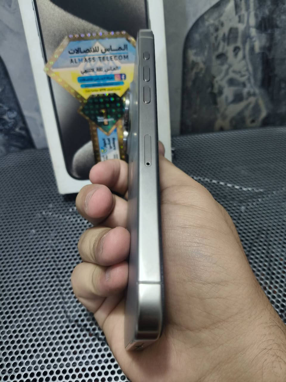 للبيع ايفون 15📱 برو ماكس 
ذاكره 256 
بطاريه🔋 85% 
نظافته 100% 
شرق اوسط  AA/A
بيه عدسات حمايه ولاصق ضد الكسر
غراضه كارتونه فقط 
سعر مليون وبيه مجال للشراي
مكاني بغداد 
لاتصال/ ***********
