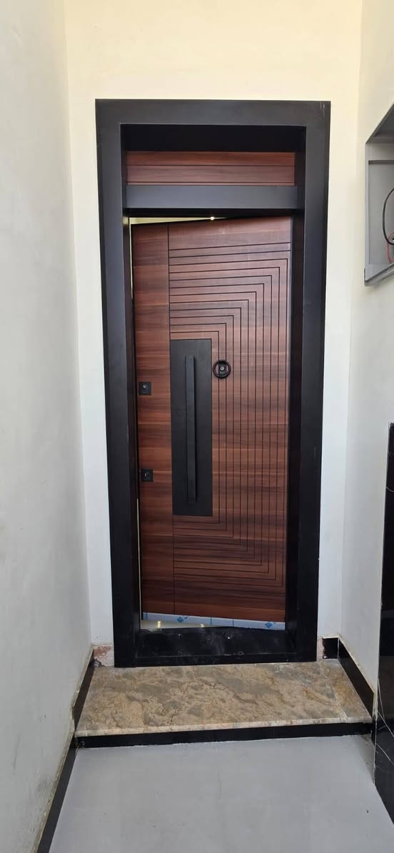 عندما تمتزج الفخامه بالابداع تكون النتيجه أفضل بكثير
نقدم لكم عرض اليوم مختلف دار تصميم كوخ🏠 للبيع تسليم مفتاح كامل تسلمه بعد المكاتبه مباشر تاً📝 
🅰️ البيت طابق ونص يتكون من
 غرف2
ديوانيه و
مطبخ مفتوح على الصاله و صحيات فوق و جوه
   ⭕مساحته البيت 100متر
 ⚧️ يبعد عن الشارع العام 300متر
♾️ سعر 120مليون قابل تفاوض
🪩 العنوان مركز البصره منطقه البهادريه شارع الكطه
📲 *********** البصرة, العراق

