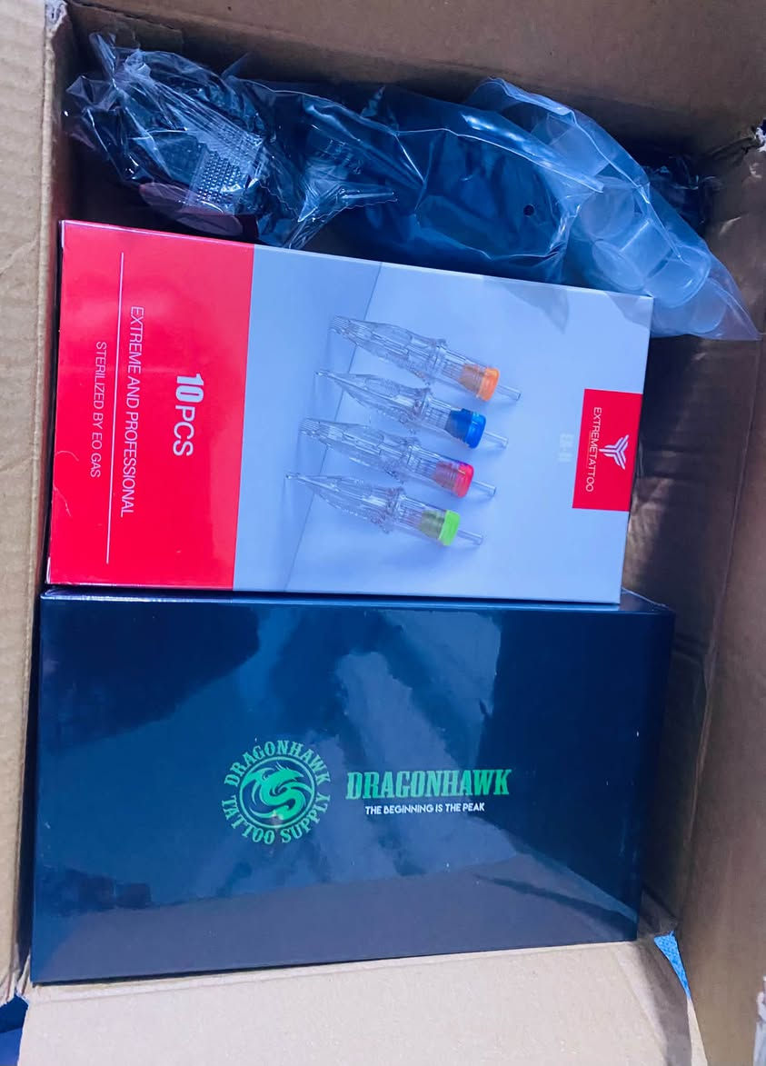 🚨 طقم وشم متكامل للبيع – ماركة Dragonhawk S8 اللاسلكية + ملحقات كاملة😍

📦 محتويات الطقم:
✅ آلة وشم Dragonhawk S8 لاسلكية: قوية، خفيفة الوزن، وبدون أسلاك (شوط الإبرة 3.5 ملم) – مثالية لجميع أنواع الرسم والتظليل.
✅ بطارية قابلة للشحن: سعة 1300mAh تعمل لساعات طويلة وتشحن بمنفذ Type-C.
✅ 10 خراطيش إبر (ExtremeTattoo): معقمة طبية، بأحجام وألوان مختلفة.
✅ حبر أسود + أكواب حبر بلاستيكية.
✅ جلد تدريب (Practice Skin) لتمرين يدك قبل العمل على الزبائن.
✅ رباط لاصق (Grip Tape) وقفازات طبية.

🚚 التوصيل: متوفر لجميع المحافظات🇮🇶
📞 للطلب أو الاستفسار:يرجى مراسلة الصفحة على الخاص او الواتساب/ ‭***********‬

#وشم #تاتو #آلة_وشم #Dragonhawk #تاتو_العراق #بغداد #البصرة #أربيل #الموصل #مستلزمات_وشم #عدة_وشم_للبيع #تاتو_للمبتدئين
