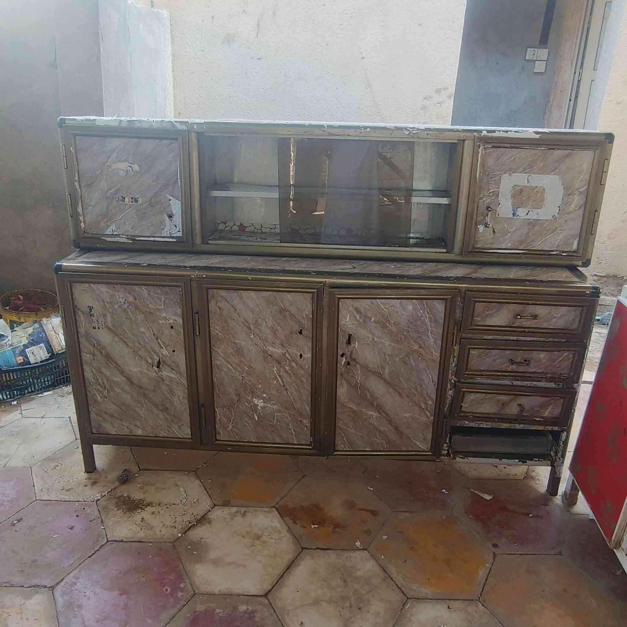 سلام عليكم كاونتر المنيوم تسكام مرتب ثلث قطع عوزه ترتيبات بسيطه سعره ١٢٥ مكان الدغاره
***********
