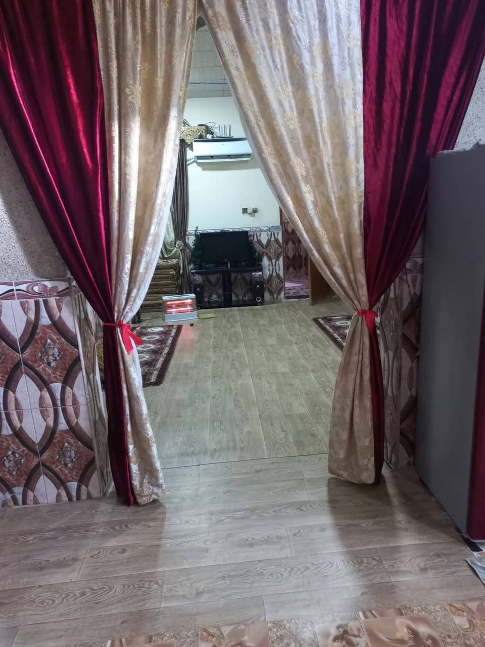 السلام عليكم 🌹
بيت للبيع 425 متر طابق واحد طابو زراعي تنومه صالحية شارع مضيف الإمام الحسن .ع. 3 نوم دوانيه صالات2 مطبخ وصحيات خارجيه وداخليه الحديقه 125 متر والبيت 300  السعر  145 قابل للتفاوض للإستفسار ***********

