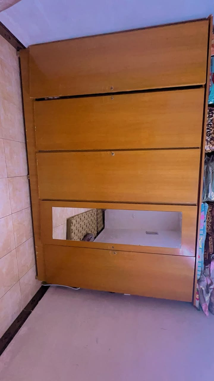غرفه صاج نضيفه بشرط كل عيب مابيه 
سعره 300 وبي مجال. هاذه رقم صاحبه ***********/
