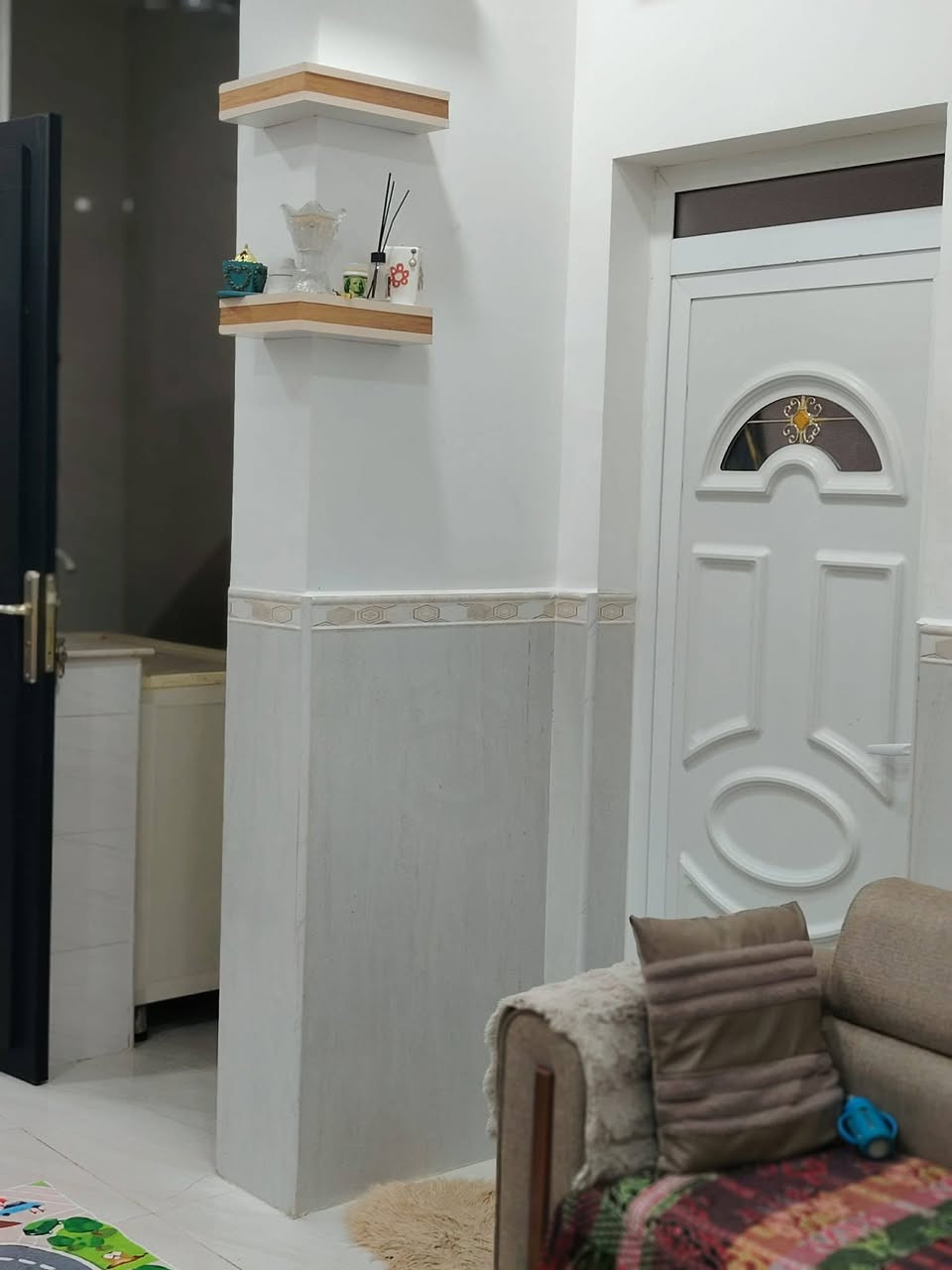 بيت مع شقه للبيع مساحه 100 ركن في القشله خلف مدرسه الواقف الشعيي
#البيت  
غرفتين وصاله وبراني ومطبخ وصحيات 
#الشقه
غرفتين و صاله ومطبخ وصحيات 
***********
