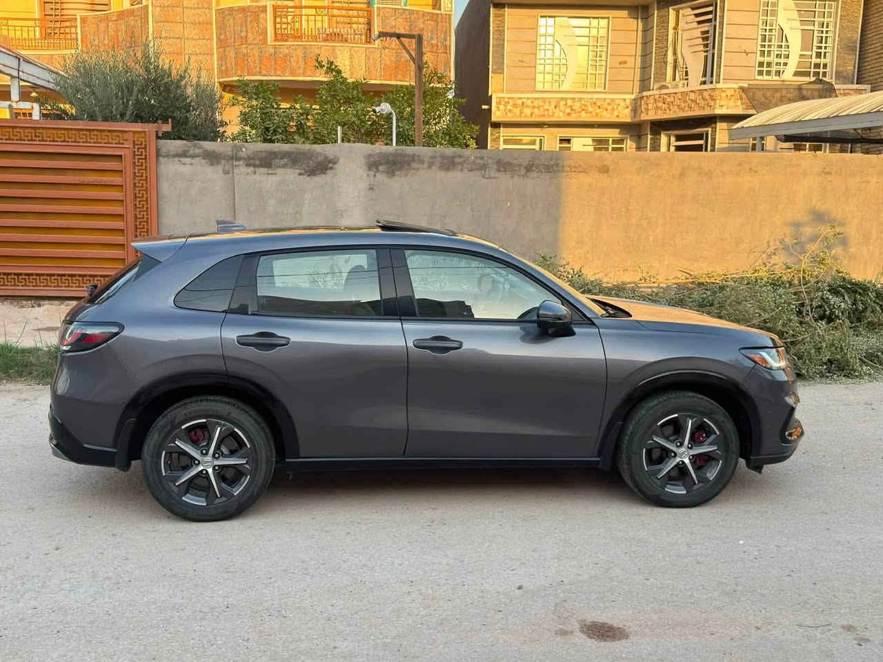 السلام عليكم ورحمة الله 
للبيع فقط بدون مراوس honda -HR-V
مواصفات EX_L فول مواصفات 
الموديل (2024)
محرك 2000 تنفس طبيعي
السيارة جديدة جداً
مرآة اوتو دم
بصمة 
دخول ذكي 
فتحتة سقف
داخل جلد 
رادارات جانبي
حساس امامي خلفي
مساعد نزول المنحدرات 
قيادة ذاتية 
شاشة الكبيرة
ماشية (10،000)
تدفئة كشنات
اوتو هولد
السيارة جديدة 
حادثة مبدل باب السائق والجاملغ فقط
وانصبغن 
رقم بغداد بأسمي
للاستفسار 
                                                         ***********
