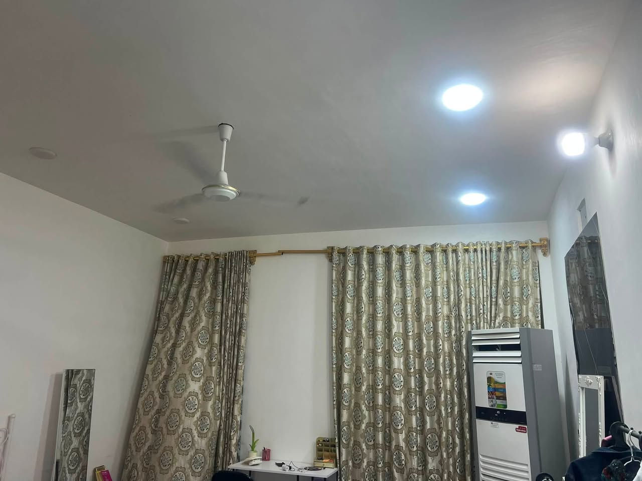 دار سكن ١٠٠ متر طابو صرف للبيع فول مواصفات بناء ٢٠٢٥ طابقين دبل فاليوم
📐 المساحة : ١٠٠ متر الوجه ٥متر والنزال ٢٠ متر

#يحتوي الطابق الاول : طرمة صحيات مدخلين للدار استقبال صالة معزولة مطبخ حار وبارد حمام غرفة نوم منور ،،

#يحتوي الطابق الثاني : 3غرف نوم وصحيات وصالة درج ،،

🏛️بناء بأدق التفاصيل والذوق الرفيع من جميع الجوانب بناء (طابوك درجة أولى ) 

📍الموقع : العزيزية حيّ السياسيين التبليط وجميع الخدمات ،، 

💰السعر : ١٢٠ مليون وقابل للتفاوض 

📄السند باسم سخص واحد تحويل مباشر 

☎️للاستفسار اكثر الاتصال بالأرقام التالية 

📞 *********** 📞 *********** 📞
