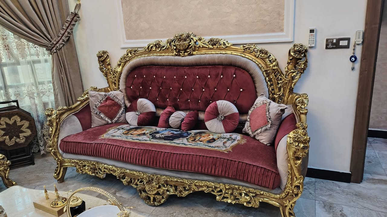 سلام عليكم عندي تخم قنفات مصري ملكي عشر مقاعد مع طبلة وسطية واثنان صغار مع فاترينه هذا رقمي ***********
