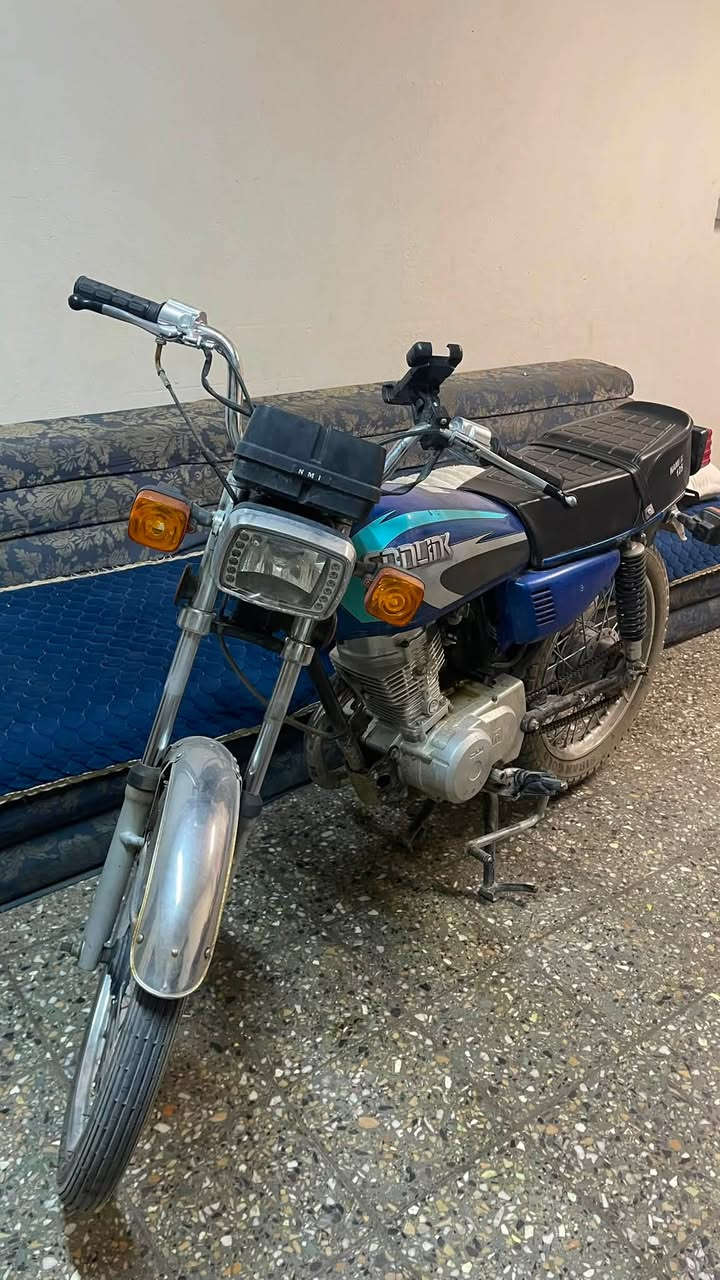(ادوات)
نامه شلامچه كهربائيات شغاله
مكينه مامفتوحه
ولدراجه نشطه وكلشي مابيهه
بس چانت متروكه صارلهه فتره طويله
سعرهه ٦٠٠الف
***********
