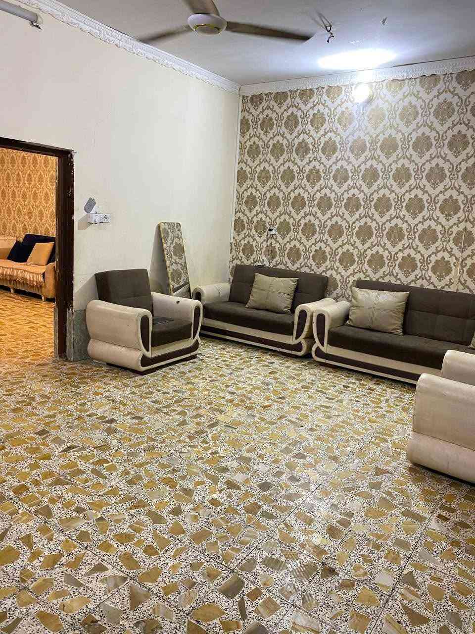 سلام عليكم 
🏡 بيت للبيع
بيت سكني للبيع بمساحة 125 م²، يتكون من:
غرفة نوم
غرفة استقبال
صالة
مطبخ
الطابق الثاني ( مامسكوف 
البيت مناسب للسكن.بحي الامين..قرب مدرسةهاجر. وللاستفسار أو المعاينة يرجى التواصل على  الرقم.***********
