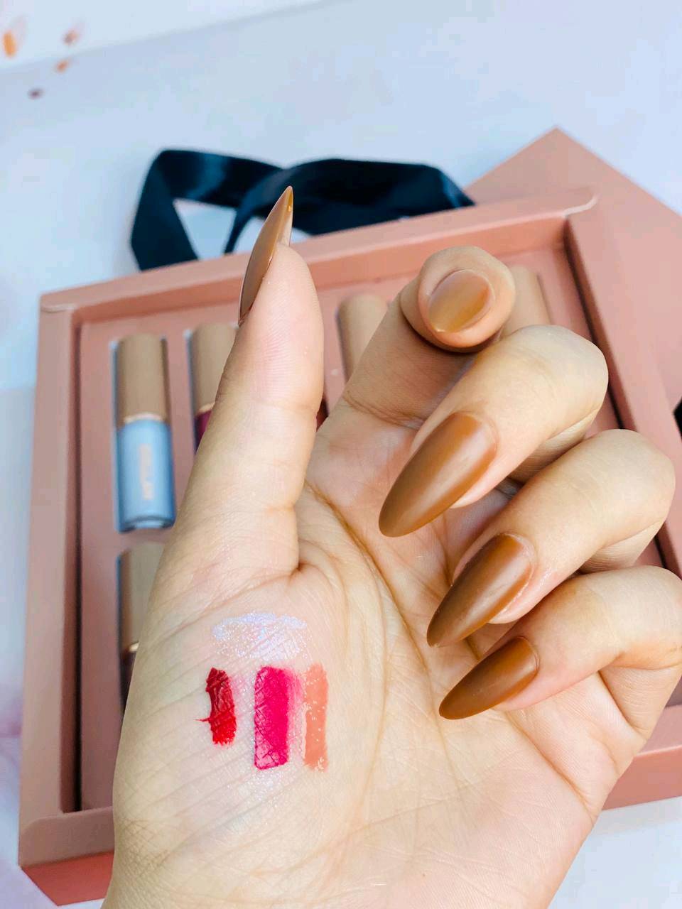 ✨ سيت حمر SHIGLAM الفخم ✨
إذا تدورين الأناقة بكل لوك… هذا السيت معمول إلج
💄 يحتوي على:
▪️ ١٢ قطعة كاملة 😍
▪️ حمر مات: لون ثابت وناعم وما ينشف الشفايف 💕
▪️ حمر كلوس: لمعة حلوة تعطي امتلاء وجاذبية