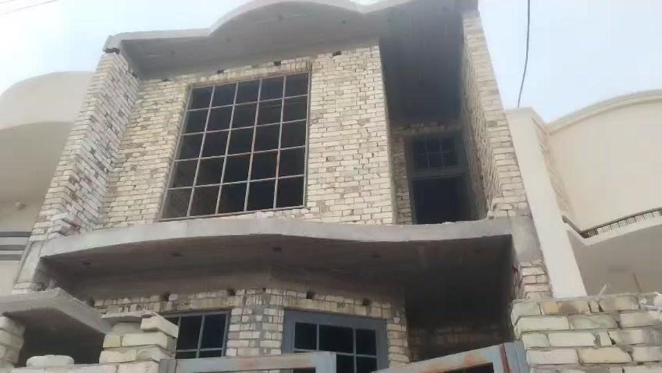 بيت للبيع هيكل  الموقع : حجي حسن الاولى قرب دكتور حميد  المساحة : خمسة ونص و النزال ٢٠  يتكون من : الطابق الأول كامل الثاني غرفة وصحيات وصالة والغرفة الثانية مسويها سطح ٦٤ وبي مجال ***********
