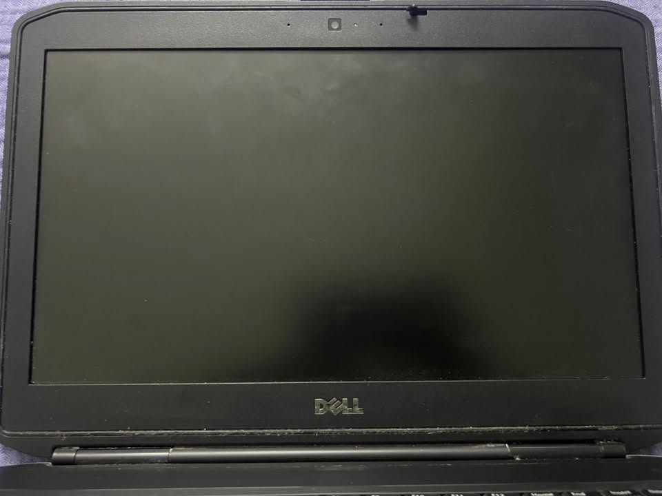 💻 لابتوب Dell Latitude E5430 بحالة ممتازة للبيع 💻
جهاز عملي وقوي من الفئة المكتبية (Latitude) المعروفة بتحملها العالي وجودتها الممتازة، مناسب جداً للدراسة، العمل المكتبي، والتصفح.
✨ المواصفات الفنية:
 الماركة والنوع: Dell Latitude E5430
 المعالج (CPU): Intel Core i3
 حجم الشاشة: 14 بوصة (14.0" HD)
 الذاكرة العشوائية (RAM): 4 جيجابايت
 لوحة المفاتيح: تحتوي على الأحرف العربية والإنجليزية الأصلية
⚙️ مميزات إضافية:
 جسم كلاسيكي متين ومقاوم للاستخدام اليومي
 يحتوي على جميع المنافذ الأساسية وتوصيلات الـ Docking
 كمرة وميكروفون مدمجان للمحاضرات والاجتماعات أونلاين
📍 حالة الجهاز: شغال وبحالة جيدة جداً (جاهز للاستخدام) ،،،، السعر 75،000…. العامرية … واتساب ***********
