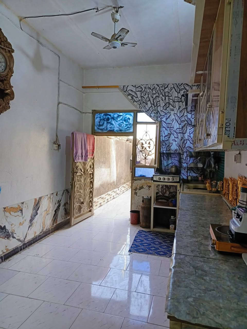 سلام عليكم بيت للبيع خلف الملعب شارع احمد الوائلي رقم 6مساحته البيت 150 يحتوي ع طارمه جبيره براني 8٪4 ومطبخ حار وبارده وصالتين وغرفه ومنور كل الخدمات متوفره للباب سعر 60وبي مجال
الاتصال ***********
