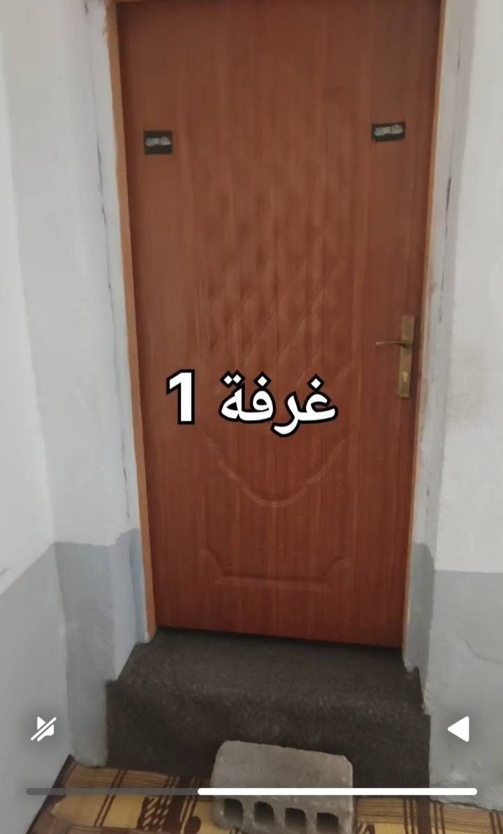سلام عليكم 
بيت للبيع  100م  حي الرحمه بداية شارع عشرين من جهة البوابه اول فرع( شارع الرسول الأعظم) أعرض شارع بالحي  غرفتين2 وصالة وأستقبال ومطبخ وصحيات عدد 2 
للتواصل على الرقم *********** بي واتساب

نص مكتوب في الصور:
- الاستقبال
- الصالة
- غرفة 1
- غرفة 2