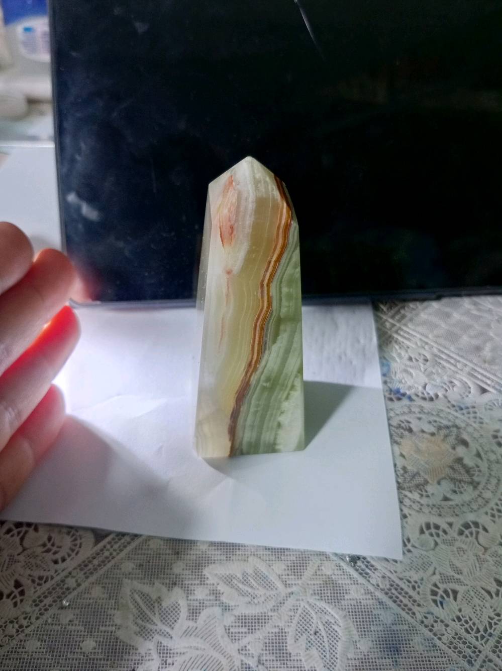 طول 10cm  والعرض4.5cm
هلا بيك، ممكن توضح شنو نوع الحجر بالضبط؟ أونيكس/مرمر/نوع ثاني؟: 
اونيكس يوناني 
بالنسبة للحالة، بيه أي شروخ أو كسور أو تصليح/ترميم؟: 
الثلم بل الاسفل بلطرف اسفل
شكد وزنه تقريباً؟ وإذا بيه قاعدة أو إضاءة مثل اللي بالصورة، هذي داخلة بالسعر لو لا؟: 
الوزن 220g
ممكن تذكر موقعك/المحافظة حتى يعرف المشتري منين الاستلام أو التوصيل؟: 
بغداد الكسرة وعطش / لا يوجد توصيل ممكن نشوف شركات توصل ب5الاف