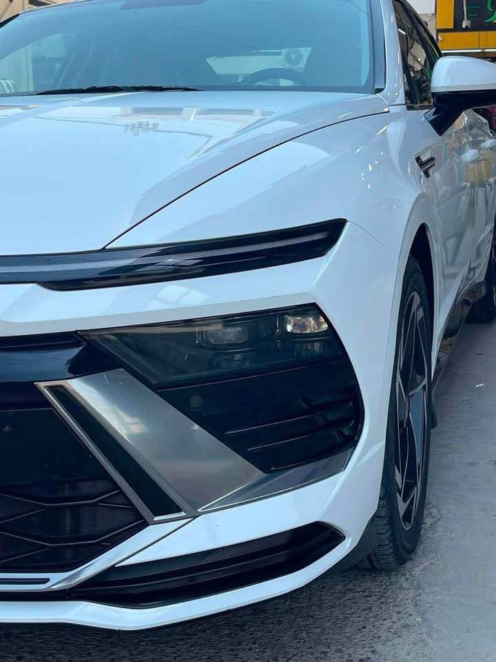 سوناتا ٢٠٢٤ خليجي كفاله بانوراما
فول مواصفات تبريد قطعتين خلفي وامامي
بردات خلفيه كشنات جهتين كهرباء 
اناره محيطيه 
لون دواخل قرميدي 
‏مثبت سرعه تشغيل عن بعد سياره جديد تخم جديد 

🔴 بصمه عدد ثنين بالباب وبصمه.تشغيل   
بانوراما 
كأمره دواره HD 
مري شفط
ويل كروم 
حساس اطارات 
حساس اطارات رقمي 
جي بي إس 
تشغيل عن بعد 
مري كهرباىيه شفط
تبريد قطعتين خلفي 
اظائه خلفيه بالسكف
اريل نفكيشن بالون الأسود اللامع 
شاشه متصل مع كار بلي بلاد 
تبريد لمس شاشه
كشن كهرباء 
حساسات إماميه خلفيه 
تحكمات ستيرن 
مثبت سرعه 
درايف مود سبورت / كومفورت / ايكو / ماي درايف
ماشيه سيار ٦٢ الف
السعر١٢١
الرقم :: *********** فقط اتصال او واتساب البصرة, العراق
