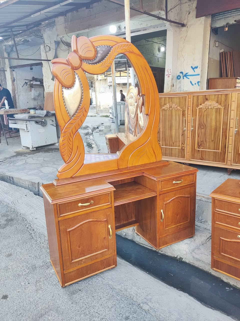 تخت و مرايا مستعمل 
العنوان حسنكوي قرب جامع النور 
***********
***********
