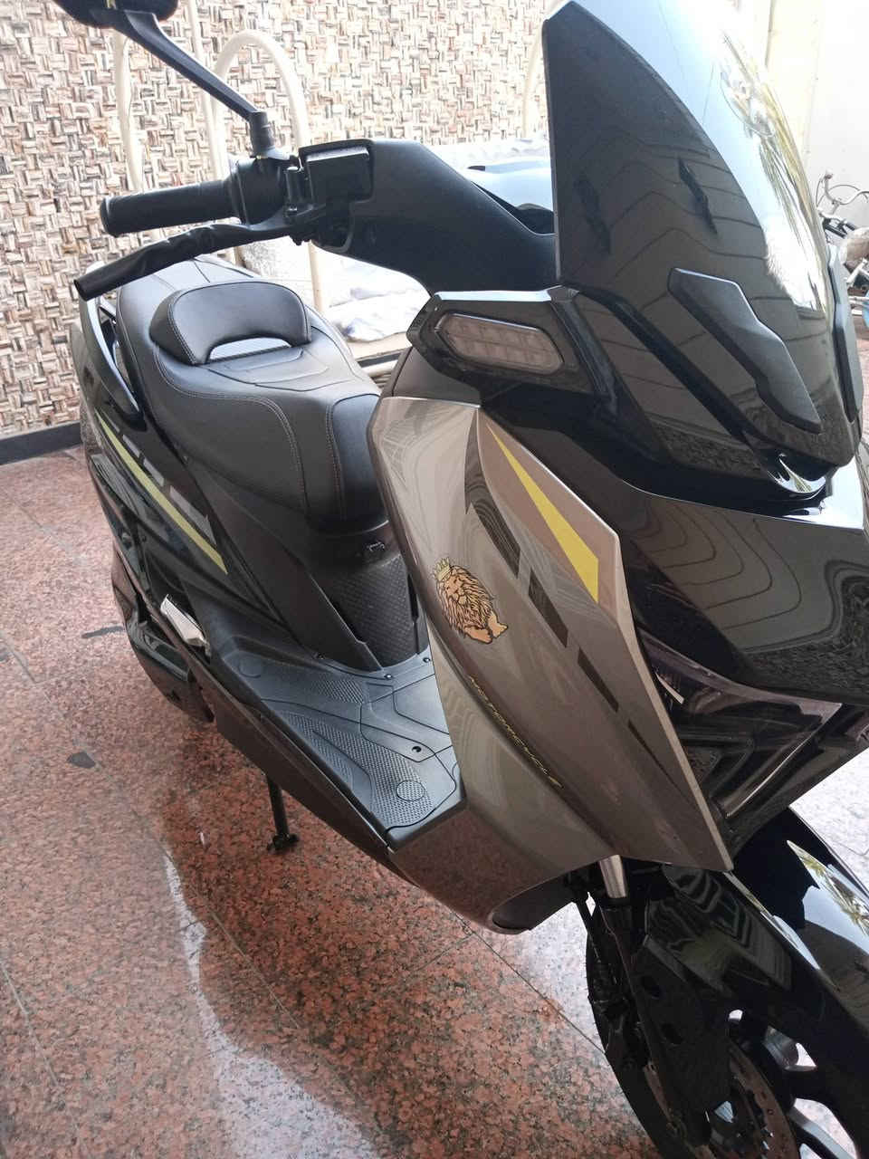 دراجة شحن T-MAX الأصلية (بشعار الأسد) موديل 2026 للبيع
الوضع العام: نظيفة جداً، جديدة بكرتونها والنايلون عليها (ماشية مشي كلش بسيط).

القدرة والأداء: سرعة فعلية توصل 100 كم/س.

التجهيز: موتور (ملف) قوي 3000 واط + حجر ليثيوم سعة 35 أمبير.

العجلات: إطارات ضخمة قياس 12 (نوع جبلي).

المنظومة: 3 تبديلات للسرعة + كيربك للخلف (R).

الملحقات المرفقة: 2 مفتاح تشغيل + 2 كارت + 2 بصمة.

العنوان: بغداد - حي القاهرة (مقابل مول القاهرة).

السعر المطلوب: مليون و400 ألف للتواصل والاستفسار (اتصال أو واتساب): ***********
