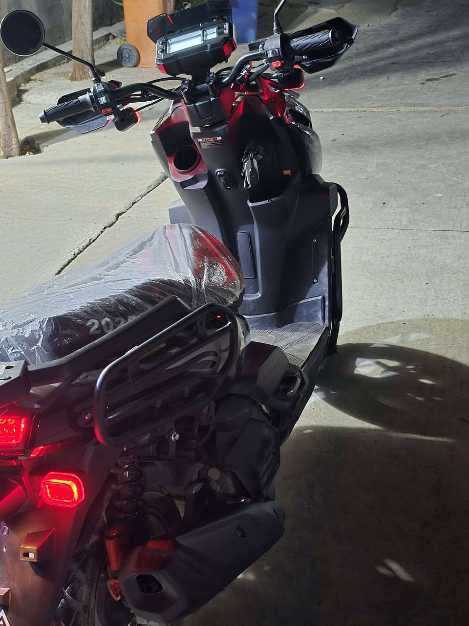 ​للبيع: سكوتر Arbati Maxi موديل 2025 - بحالة الزيرو
الموديل: Arbati Maxi 2025

​سعة المحرك: 150cc

​اللون: أسود ملكي

​الحالة: مو أخو الجديد أبو الجديد

​

​محرك قوي واقتصادي في استهلاك الوقود.

​إضاءة LED جبارة وعدسات مزدوجة.

​فرامل ديسك أمامية وخلفية للأمان.

​تجهيزات كاملة: دعامات حماية، واقيات يدين، وسلات/حوامل أمتعة أماميّة وخلفيّة وجانبيّة.

​إطارات جبلية ممتازة للثبات على مختلف الطرق.

​المسافة المقطوعة: [147كيلو متر فقط]

​السعر المطلوب: [مليون وميه وخمسين]بي مجال شوية

​المكان: [خانقين / حي بختياري]

​للتواصل: [***********]
للتواصل : المراسله ع الخاص او ع الواتساب

