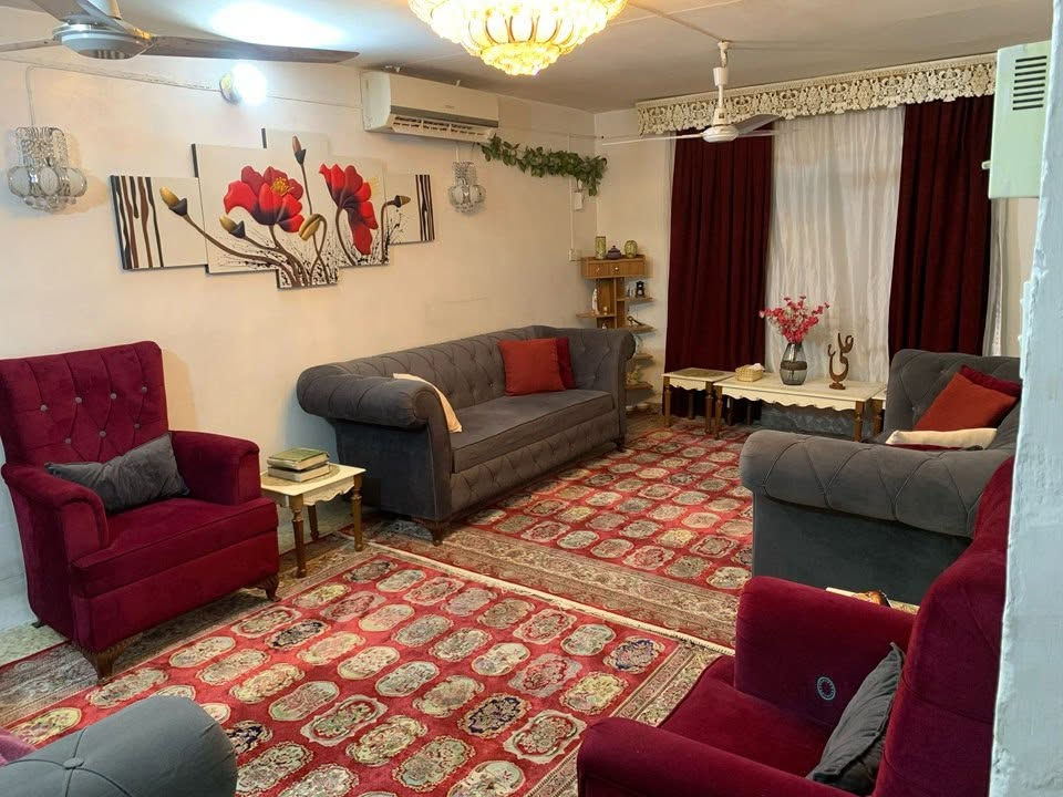 تخم مستعمل نظيف عشر مقاعد 
البيع بسبب صغر المكان السعر ٦٠٠ الف 

للاستفسار اكثر ***********
