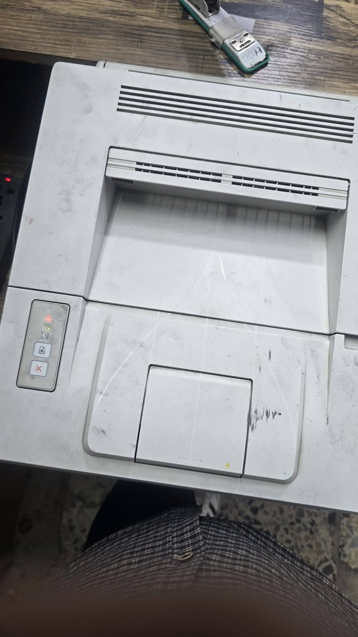 السلام عليكم hp بعت كل الأغراض بقت بس هية للعلم متروكة  صار هواي ما فاتح المحل عوزها كاترج شغالة فول  ب ٧٥ الف وبيهة مجال  
***********
