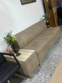 للبيع كراسي حلاقه عدد ثنين ضرر فقط حرق بلجلد موضح بلصور بس همه كلش ثقي...